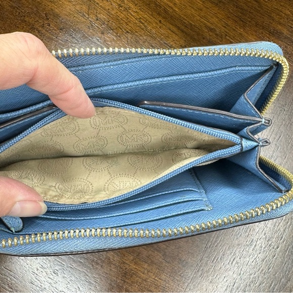 Michael Kors' saffiano leather wallet. Inspirational quote - Picture 13 of 14